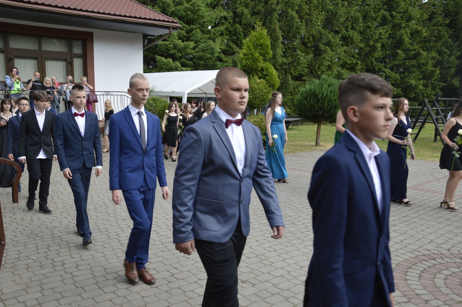 15 czerwca odbył się bal ósmoklasisty. Wieczorek pożegnalny przygotowali rodzice. Zaproszona została dyrekcja szkoły oraz nauczyciele i wychowawcy, którzy pełnili tę rolę w klasach I-III i IV-VIII. Nasi ósmoklasiści prezentowali się bardzo wytwornie i elegancko, w strojach wybranych specjalnie na ten wieczór. Uroczystego otwarcia w obecności wszystkich zebranych dokonał dyrektor szkoły Pani Agnieszka Cieklińska. Uczniowie przygotowali też bardzo wzruszające podziękowania dla swoich rodziców, nauczycieli, wychowawców i pracowników szkoły. Byliśmy też świadkami przepięknego poloneza w wykonaniu tegorocznych absolwentów przygotowanych przez Pana Marka Białogrzywego. Oprawę muzyczną podczas imprezy zapewniał profesjonalny DJ Dyzio, więc każdy mógł się bawić w rytmach największych i najbardziej popularnych przebojów. Nie zabrakło także sesji fotograficznej. Wszyscy bawili się wybornie. Z pewnością uroczystość ta pozostanie dla wszystkich miłym wspomnieniem.