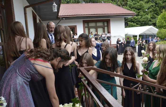 15 czerwca odbył się bal ósmoklasisty. Wieczorek pożegnalny przygotowali rodzice. Zaproszona została dyrekcja szkoły oraz nauczyciele i wychowawcy, którzy pełnili tę rolę w klasach I-III i IV-VIII. Nasi ósmoklasiści prezentowali się bardzo wytwornie i elegancko, w strojach wybranych specjalnie na ten wieczór. Uroczystego otwarcia w obecności wszystkich zebranych dokonał dyrektor szkoły Pani Agnieszka Cieklińska. Uczniowie przygotowali też bardzo wzruszające podziękowania dla swoich rodziców, nauczycieli, wychowawców i pracowników szkoły. Byliśmy też świadkami przepięknego poloneza w wykonaniu tegorocznych absolwentów przygotowanych przez Pana Marka Białogrzywego. Oprawę muzyczną podczas imprezy zapewniał profesjonalny DJ Dyzio, więc każdy mógł się bawić w rytmach największych i najbardziej popularnych przebojów. Nie zabrakło także sesji fotograficznej. Wszyscy bawili się wybornie. Z pewnością uroczystość ta pozostanie dla wszystkich miłym wspomnieniem.