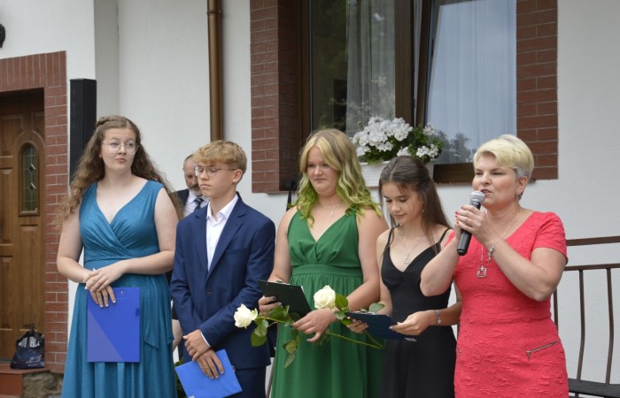 15 czerwca odbył się bal ósmoklasisty. Wieczorek pożegnalny przygotowali rodzice. Zaproszona została dyrekcja szkoły oraz nauczyciele i wychowawcy, którzy pełnili tę rolę w klasach I-III i IV-VIII. Nasi ósmoklasiści prezentowali się bardzo wytwornie i elegancko, w strojach wybranych specjalnie na ten wieczór. Uroczystego otwarcia w obecności wszystkich zebranych dokonał dyrektor szkoły Pani Agnieszka Cieklińska. Uczniowie przygotowali też bardzo wzruszające podziękowania dla swoich rodziców, nauczycieli, wychowawców i pracowników szkoły. Byliśmy też świadkami przepięknego poloneza w wykonaniu tegorocznych absolwentów przygotowanych przez Pana Marka Białogrzywego. Oprawę muzyczną podczas imprezy zapewniał profesjonalny DJ Dyzio, więc każdy mógł się bawić w rytmach największych i najbardziej popularnych przebojów. Nie zabrakło także sesji fotograficznej. Wszyscy bawili się wybornie. Z pewnością uroczystość ta pozostanie dla wszystkich miłym wspomnieniem.