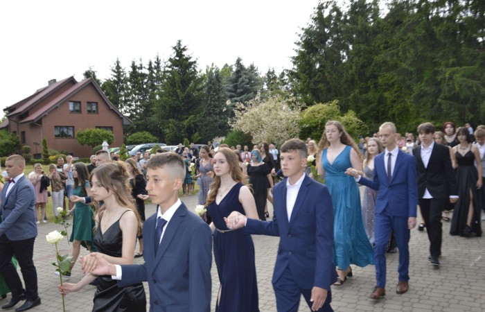 15 czerwca odbył się bal ósmoklasisty. Wieczorek pożegnalny przygotowali rodzice. Zaproszona została dyrekcja szkoły oraz nauczyciele i wychowawcy, którzy pełnili tę rolę w klasach I-III i IV-VIII. Nasi ósmoklasiści prezentowali się bardzo wytwornie i elegancko, w strojach wybranych specjalnie na ten wieczór. Uroczystego otwarcia w obecności wszystkich zebranych dokonał dyrektor szkoły Pani Agnieszka Cieklińska. Uczniowie przygotowali też bardzo wzruszające podziękowania dla swoich rodziców, nauczycieli, wychowawców i pracowników szkoły. Byliśmy też świadkami przepięknego poloneza w wykonaniu tegorocznych absolwentów przygotowanych przez Pana Marka Białogrzywego. Oprawę muzyczną podczas imprezy zapewniał profesjonalny DJ Dyzio, więc każdy mógł się bawić w rytmach największych i najbardziej popularnych przebojów. Nie zabrakło także sesji fotograficznej. Wszyscy bawili się wybornie. Z pewnością uroczystość ta pozostanie dla wszystkich miłym wspomnieniem.