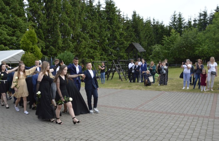 15 czerwca odbył się bal ósmoklasisty. Wieczorek pożegnalny przygotowali rodzice. Zaproszona została dyrekcja szkoły oraz nauczyciele i wychowawcy, którzy pełnili tę rolę w klasach I-III i IV-VIII. Nasi ósmoklasiści prezentowali się bardzo wytwornie i elegancko, w strojach wybranych specjalnie na ten wieczór. Uroczystego otwarcia w obecności wszystkich zebranych dokonał dyrektor szkoły Pani Agnieszka Cieklińska. Uczniowie przygotowali też bardzo wzruszające podziękowania dla swoich rodziców, nauczycieli, wychowawców i pracowników szkoły. Byliśmy też świadkami przepięknego poloneza w wykonaniu tegorocznych absolwentów przygotowanych przez Pana Marka Białogrzywego. Oprawę muzyczną podczas imprezy zapewniał profesjonalny DJ Dyzio, więc każdy mógł się bawić w rytmach największych i najbardziej popularnych przebojów. Nie zabrakło także sesji fotograficznej. Wszyscy bawili się wybornie. Z pewnością uroczystość ta pozostanie dla wszystkich miłym wspomnieniem.