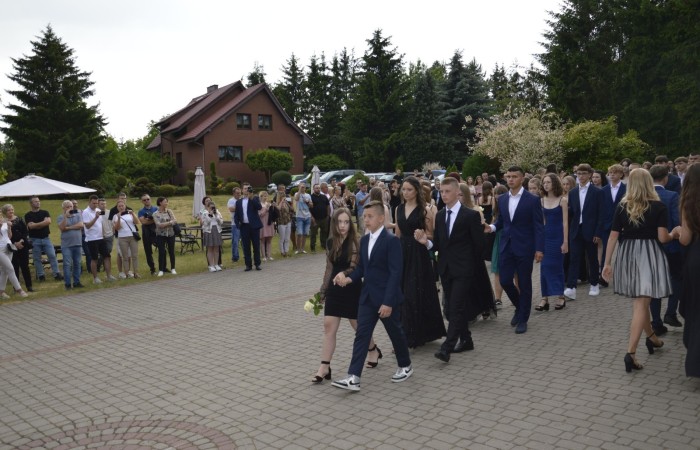 15 czerwca odbył się bal ósmoklasisty. Wieczorek pożegnalny przygotowali rodzice. Zaproszona została dyrekcja szkoły oraz nauczyciele i wychowawcy, którzy pełnili tę rolę w klasach I-III i IV-VIII. Nasi ósmoklasiści prezentowali się bardzo wytwornie i elegancko, w strojach wybranych specjalnie na ten wieczór. Uroczystego otwarcia w obecności wszystkich zebranych dokonał dyrektor szkoły Pani Agnieszka Cieklińska. Uczniowie przygotowali też bardzo wzruszające podziękowania dla swoich rodziców, nauczycieli, wychowawców i pracowników szkoły. Byliśmy też świadkami przepięknego poloneza w wykonaniu tegorocznych absolwentów przygotowanych przez Pana Marka Białogrzywego. Oprawę muzyczną podczas imprezy zapewniał profesjonalny DJ Dyzio, więc każdy mógł się bawić w rytmach największych i najbardziej popularnych przebojów. Nie zabrakło także sesji fotograficznej. Wszyscy bawili się wybornie. Z pewnością uroczystość ta pozostanie dla wszystkich miłym wspomnieniem.