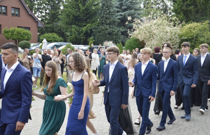 15 czerwca odbył się bal ósmoklasisty. Wieczorek pożegnalny przygotowali rodzice. Zaproszona została dyrekcja szkoły oraz nauczyciele i wychowawcy, którzy pełnili tę rolę w klasach I-III i IV-VIII. Nasi ósmoklasiści prezentowali się bardzo wytwornie i elegancko, w strojach wybranych specjalnie na ten wieczór. Uroczystego otwarcia w obecności wszystkich zebranych dokonał dyrektor szkoły Pani Agnieszka Cieklińska. Uczniowie przygotowali też bardzo wzruszające podziękowania dla swoich rodziców, nauczycieli, wychowawców i pracowników szkoły. Byliśmy też świadkami przepięknego poloneza w wykonaniu tegorocznych absolwentów przygotowanych przez Pana Marka Białogrzywego. Oprawę muzyczną podczas imprezy zapewniał profesjonalny DJ Dyzio, więc każdy mógł się bawić w rytmach największych i najbardziej popularnych przebojów. Nie zabrakło także sesji fotograficznej. Wszyscy bawili się wybornie. Z pewnością uroczystość ta pozostanie dla wszystkich miłym wspomnieniem.