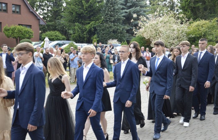 15 czerwca odbył się bal ósmoklasisty. Wieczorek pożegnalny przygotowali rodzice. Zaproszona została dyrekcja szkoły oraz nauczyciele i wychowawcy, którzy pełnili tę rolę w klasach I-III i IV-VIII. Nasi ósmoklasiści prezentowali się bardzo wytwornie i elegancko, w strojach wybranych specjalnie na ten wieczór. Uroczystego otwarcia w obecności wszystkich zebranych dokonał dyrektor szkoły Pani Agnieszka Cieklińska. Uczniowie przygotowali też bardzo wzruszające podziękowania dla swoich rodziców, nauczycieli, wychowawców i pracowników szkoły. Byliśmy też świadkami przepięknego poloneza w wykonaniu tegorocznych absolwentów przygotowanych przez Pana Marka Białogrzywego. Oprawę muzyczną podczas imprezy zapewniał profesjonalny DJ Dyzio, więc każdy mógł się bawić w rytmach największych i najbardziej popularnych przebojów. Nie zabrakło także sesji fotograficznej. Wszyscy bawili się wybornie. Z pewnością uroczystość ta pozostanie dla wszystkich miłym wspomnieniem.