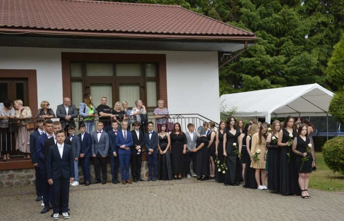 15 czerwca odbył się bal ósmoklasisty. Wieczorek pożegnalny przygotowali rodzice. Zaproszona została dyrekcja szkoły oraz nauczyciele i wychowawcy, którzy pełnili tę rolę w klasach I-III i IV-VIII. Nasi ósmoklasiści prezentowali się bardzo wytwornie i elegancko, w strojach wybranych specjalnie na ten wieczór. Uroczystego otwarcia w obecności wszystkich zebranych dokonał dyrektor szkoły Pani Agnieszka Cieklińska. Uczniowie przygotowali też bardzo wzruszające podziękowania dla swoich rodziców, nauczycieli, wychowawców i pracowników szkoły. Byliśmy też świadkami przepięknego poloneza w wykonaniu tegorocznych absolwentów przygotowanych przez Pana Marka Białogrzywego. Oprawę muzyczną podczas imprezy zapewniał profesjonalny DJ Dyzio, więc każdy mógł się bawić w rytmach największych i najbardziej popularnych przebojów. Nie zabrakło także sesji fotograficznej. Wszyscy bawili się wybornie. Z pewnością uroczystość ta pozostanie dla wszystkich miłym wspomnieniem.