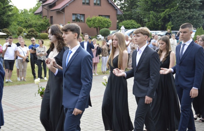 15 czerwca odbył się bal ósmoklasisty. Wieczorek pożegnalny przygotowali rodzice. Zaproszona została dyrekcja szkoły oraz nauczyciele i wychowawcy, którzy pełnili tę rolę w klasach I-III i IV-VIII. Nasi ósmoklasiści prezentowali się bardzo wytwornie i elegancko, w strojach wybranych specjalnie na ten wieczór. Uroczystego otwarcia w obecności wszystkich zebranych dokonał dyrektor szkoły Pani Agnieszka Cieklińska. Uczniowie przygotowali też bardzo wzruszające podziękowania dla swoich rodziców, nauczycieli, wychowawców i pracowników szkoły. Byliśmy też świadkami przepięknego poloneza w wykonaniu tegorocznych absolwentów przygotowanych przez Pana Marka Białogrzywego. Oprawę muzyczną podczas imprezy zapewniał profesjonalny DJ Dyzio, więc każdy mógł się bawić w rytmach największych i najbardziej popularnych przebojów. Nie zabrakło także sesji fotograficznej. Wszyscy bawili się wybornie. Z pewnością uroczystość ta pozostanie dla wszystkich miłym wspomnieniem.