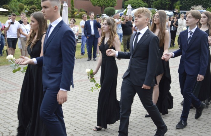 15 czerwca odbył się bal ósmoklasisty. Wieczorek pożegnalny przygotowali rodzice. Zaproszona została dyrekcja szkoły oraz nauczyciele i wychowawcy, którzy pełnili tę rolę w klasach I-III i IV-VIII. Nasi ósmoklasiści prezentowali się bardzo wytwornie i elegancko, w strojach wybranych specjalnie na ten wieczór. Uroczystego otwarcia w obecności wszystkich zebranych dokonał dyrektor szkoły Pani Agnieszka Cieklińska. Uczniowie przygotowali też bardzo wzruszające podziękowania dla swoich rodziców, nauczycieli, wychowawców i pracowników szkoły. Byliśmy też świadkami przepięknego poloneza w wykonaniu tegorocznych absolwentów przygotowanych przez Pana Marka Białogrzywego. Oprawę muzyczną podczas imprezy zapewniał profesjonalny DJ Dyzio, więc każdy mógł się bawić w rytmach największych i najbardziej popularnych przebojów. Nie zabrakło także sesji fotograficznej. Wszyscy bawili się wybornie. Z pewnością uroczystość ta pozostanie dla wszystkich miłym wspomnieniem.