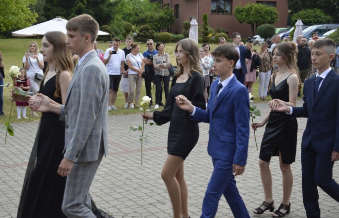 15 czerwca odbył się bal ósmoklasisty. Wieczorek pożegnalny przygotowali rodzice. Zaproszona została dyrekcja szkoły oraz nauczyciele i wychowawcy, którzy pełnili tę rolę w klasach I-III i IV-VIII. Nasi ósmoklasiści prezentowali się bardzo wytwornie i elegancko, w strojach wybranych specjalnie na ten wieczór. Uroczystego otwarcia w obecności wszystkich zebranych dokonał dyrektor szkoły Pani Agnieszka Cieklińska. Uczniowie przygotowali też bardzo wzruszające podziękowania dla swoich rodziców, nauczycieli, wychowawców i pracowników szkoły. Byliśmy też świadkami przepięknego poloneza w wykonaniu tegorocznych absolwentów przygotowanych przez Pana Marka Białogrzywego. Oprawę muzyczną podczas imprezy zapewniał profesjonalny DJ Dyzio, więc każdy mógł się bawić w rytmach największych i najbardziej popularnych przebojów. Nie zabrakło także sesji fotograficznej. Wszyscy bawili się wybornie. Z pewnością uroczystość ta pozostanie dla wszystkich miłym wspomnieniem.