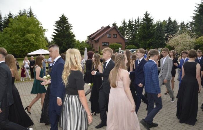 15 czerwca odbył się bal ósmoklasisty. Wieczorek pożegnalny przygotowali rodzice. Zaproszona została dyrekcja szkoły oraz nauczyciele i wychowawcy, którzy pełnili tę rolę w klasach I-III i IV-VIII. Nasi ósmoklasiści prezentowali się bardzo wytwornie i elegancko, w strojach wybranych specjalnie na ten wieczór. Uroczystego otwarcia w obecności wszystkich zebranych dokonał dyrektor szkoły Pani Agnieszka Cieklińska. Uczniowie przygotowali też bardzo wzruszające podziękowania dla swoich rodziców, nauczycieli, wychowawców i pracowników szkoły. Byliśmy też świadkami przepięknego poloneza w wykonaniu tegorocznych absolwentów przygotowanych przez Pana Marka Białogrzywego. Oprawę muzyczną podczas imprezy zapewniał profesjonalny DJ Dyzio, więc każdy mógł się bawić w rytmach największych i najbardziej popularnych przebojów. Nie zabrakło także sesji fotograficznej. Wszyscy bawili się wybornie. Z pewnością uroczystość ta pozostanie dla wszystkich miłym wspomnieniem.