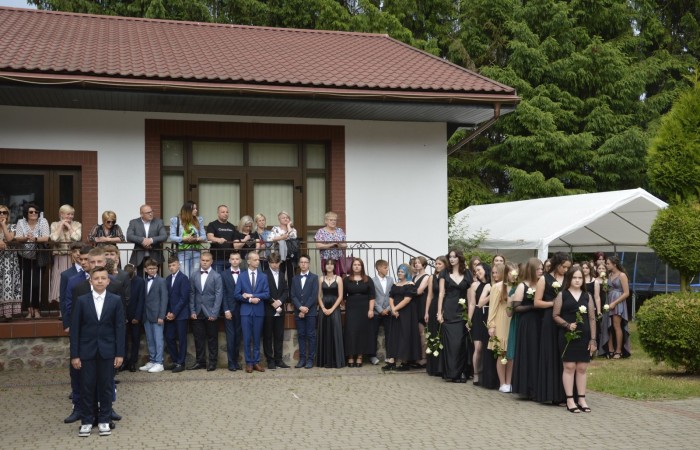 15 czerwca odbył się bal ósmoklasisty. Wieczorek pożegnalny przygotowali rodzice. Zaproszona została dyrekcja szkoły oraz nauczyciele i wychowawcy, którzy pełnili tę rolę w klasach I-III i IV-VIII. Nasi ósmoklasiści prezentowali się bardzo wytwornie i elegancko, w strojach wybranych specjalnie na ten wieczór. Uroczystego otwarcia w obecności wszystkich zebranych dokonał dyrektor szkoły Pani Agnieszka Cieklińska. Uczniowie przygotowali też bardzo wzruszające podziękowania dla swoich rodziców, nauczycieli, wychowawców i pracowników szkoły. Byliśmy też świadkami przepięknego poloneza w wykonaniu tegorocznych absolwentów przygotowanych przez Pana Marka Białogrzywego. Oprawę muzyczną podczas imprezy zapewniał profesjonalny DJ Dyzio, więc każdy mógł się bawić w rytmach największych i najbardziej popularnych przebojów. Nie zabrakło także sesji fotograficznej. Wszyscy bawili się wybornie. Z pewnością uroczystość ta pozostanie dla wszystkich miłym wspomnieniem.
