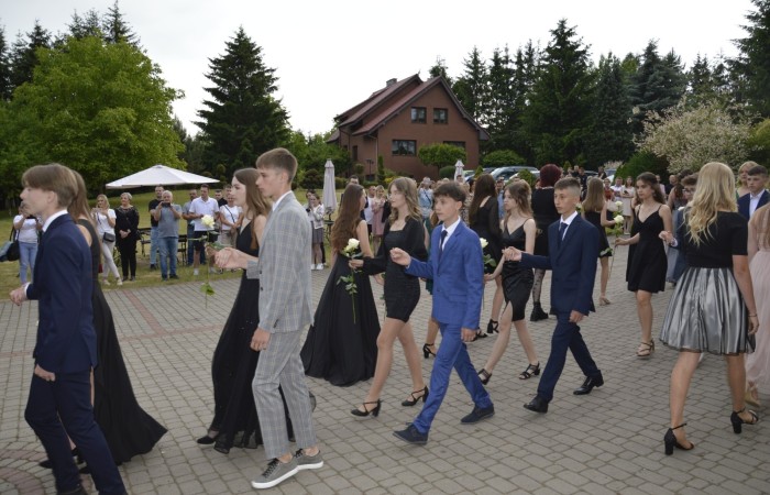 15 czerwca odbył się bal ósmoklasisty. Wieczorek pożegnalny przygotowali rodzice. Zaproszona została dyrekcja szkoły oraz nauczyciele i wychowawcy, którzy pełnili tę rolę w klasach I-III i IV-VIII. Nasi ósmoklasiści prezentowali się bardzo wytwornie i elegancko, w strojach wybranych specjalnie na ten wieczór. Uroczystego otwarcia w obecności wszystkich zebranych dokonał dyrektor szkoły Pani Agnieszka Cieklińska. Uczniowie przygotowali też bardzo wzruszające podziękowania dla swoich rodziców, nauczycieli, wychowawców i pracowników szkoły. Byliśmy też świadkami przepięknego poloneza w wykonaniu tegorocznych absolwentów przygotowanych przez Pana Marka Białogrzywego. Oprawę muzyczną podczas imprezy zapewniał profesjonalny DJ Dyzio, więc każdy mógł się bawić w rytmach największych i najbardziej popularnych przebojów. Nie zabrakło także sesji fotograficznej. Wszyscy bawili się wybornie. Z pewnością uroczystość ta pozostanie dla wszystkich miłym wspomnieniem.