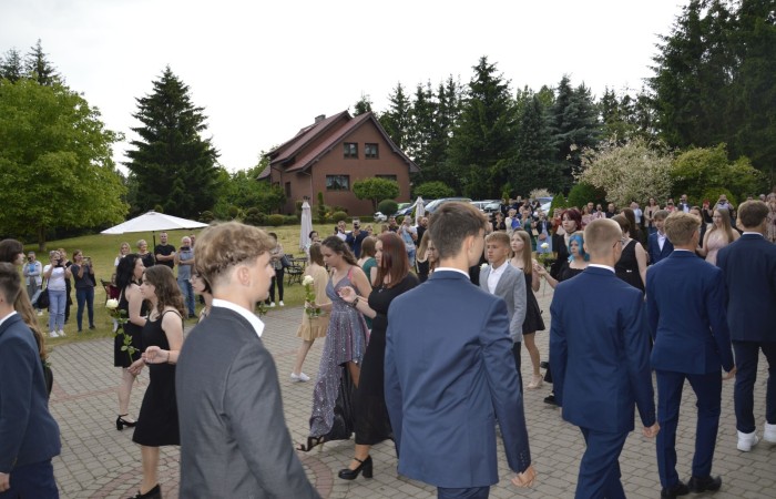 15 czerwca odbył się bal ósmoklasisty. Wieczorek pożegnalny przygotowali rodzice. Zaproszona została dyrekcja szkoły oraz nauczyciele i wychowawcy, którzy pełnili tę rolę w klasach I-III i IV-VIII. Nasi ósmoklasiści prezentowali się bardzo wytwornie i elegancko, w strojach wybranych specjalnie na ten wieczór. Uroczystego otwarcia w obecności wszystkich zebranych dokonał dyrektor szkoły Pani Agnieszka Cieklińska. Uczniowie przygotowali też bardzo wzruszające podziękowania dla swoich rodziców, nauczycieli, wychowawców i pracowników szkoły. Byliśmy też świadkami przepięknego poloneza w wykonaniu tegorocznych absolwentów przygotowanych przez Pana Marka Białogrzywego. Oprawę muzyczną podczas imprezy zapewniał profesjonalny DJ Dyzio, więc każdy mógł się bawić w rytmach największych i najbardziej popularnych przebojów. Nie zabrakło także sesji fotograficznej. Wszyscy bawili się wybornie. Z pewnością uroczystość ta pozostanie dla wszystkich miłym wspomnieniem.