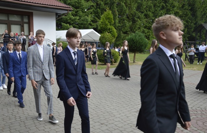 15 czerwca odbył się bal ósmoklasisty. Wieczorek pożegnalny przygotowali rodzice. Zaproszona została dyrekcja szkoły oraz nauczyciele i wychowawcy, którzy pełnili tę rolę w klasach I-III i IV-VIII. Nasi ósmoklasiści prezentowali się bardzo wytwornie i elegancko, w strojach wybranych specjalnie na ten wieczór. Uroczystego otwarcia w obecności wszystkich zebranych dokonał dyrektor szkoły Pani Agnieszka Cieklińska. Uczniowie przygotowali też bardzo wzruszające podziękowania dla swoich rodziców, nauczycieli, wychowawców i pracowników szkoły. Byliśmy też świadkami przepięknego poloneza w wykonaniu tegorocznych absolwentów przygotowanych przez Pana Marka Białogrzywego. Oprawę muzyczną podczas imprezy zapewniał profesjonalny DJ Dyzio, więc każdy mógł się bawić w rytmach największych i najbardziej popularnych przebojów. Nie zabrakło także sesji fotograficznej. Wszyscy bawili się wybornie. Z pewnością uroczystość ta pozostanie dla wszystkich miłym wspomnieniem.