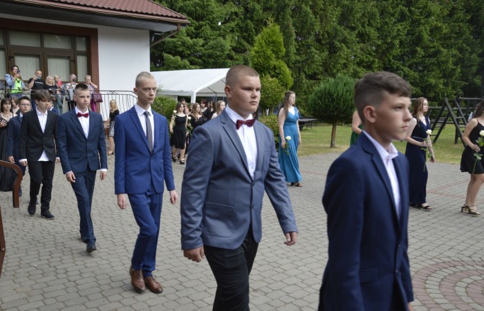 15 czerwca odbył się bal ósmoklasisty. Wieczorek pożegnalny przygotowali rodzice. Zaproszona została dyrekcja szkoły oraz nauczyciele i wychowawcy, którzy pełnili tę rolę w klasach I-III i IV-VIII. Nasi ósmoklasiści prezentowali się bardzo wytwornie i elegancko, w strojach wybranych specjalnie na ten wieczór. Uroczystego otwarcia w obecności wszystkich zebranych dokonał dyrektor szkoły Pani Agnieszka Cieklińska. Uczniowie przygotowali też bardzo wzruszające podziękowania dla swoich rodziców, nauczycieli, wychowawców i pracowników szkoły. Byliśmy też świadkami przepięknego poloneza w wykonaniu tegorocznych absolwentów przygotowanych przez Pana Marka Białogrzywego. Oprawę muzyczną podczas imprezy zapewniał profesjonalny DJ Dyzio, więc każdy mógł się bawić w rytmach największych i najbardziej popularnych przebojów. Nie zabrakło także sesji fotograficznej. Wszyscy bawili się wybornie. Z pewnością uroczystość ta pozostanie dla wszystkich miłym wspomnieniem.
