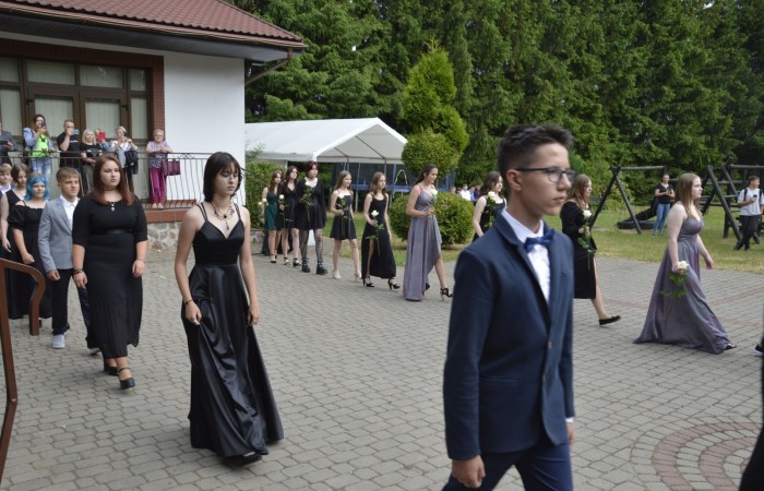 15 czerwca odbył się bal ósmoklasisty. Wieczorek pożegnalny przygotowali rodzice. Zaproszona została dyrekcja szkoły oraz nauczyciele i wychowawcy, którzy pełnili tę rolę w klasach I-III i IV-VIII. Nasi ósmoklasiści prezentowali się bardzo wytwornie i elegancko, w strojach wybranych specjalnie na ten wieczór. Uroczystego otwarcia w obecności wszystkich zebranych dokonał dyrektor szkoły Pani Agnieszka Cieklińska. Uczniowie przygotowali też bardzo wzruszające podziękowania dla swoich rodziców, nauczycieli, wychowawców i pracowników szkoły. Byliśmy też świadkami przepięknego poloneza w wykonaniu tegorocznych absolwentów przygotowanych przez Pana Marka Białogrzywego. Oprawę muzyczną podczas imprezy zapewniał profesjonalny DJ Dyzio, więc każdy mógł się bawić w rytmach największych i najbardziej popularnych przebojów. Nie zabrakło także sesji fotograficznej. Wszyscy bawili się wybornie. Z pewnością uroczystość ta pozostanie dla wszystkich miłym wspomnieniem.