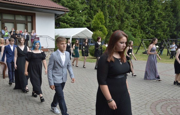15 czerwca odbył się bal ósmoklasisty. Wieczorek pożegnalny przygotowali rodzice. Zaproszona została dyrekcja szkoły oraz nauczyciele i wychowawcy, którzy pełnili tę rolę w klasach I-III i IV-VIII. Nasi ósmoklasiści prezentowali się bardzo wytwornie i elegancko, w strojach wybranych specjalnie na ten wieczór. Uroczystego otwarcia w obecności wszystkich zebranych dokonał dyrektor szkoły Pani Agnieszka Cieklińska. Uczniowie przygotowali też bardzo wzruszające podziękowania dla swoich rodziców, nauczycieli, wychowawców i pracowników szkoły. Byliśmy też świadkami przepięknego poloneza w wykonaniu tegorocznych absolwentów przygotowanych przez Pana Marka Białogrzywego. Oprawę muzyczną podczas imprezy zapewniał profesjonalny DJ Dyzio, więc każdy mógł się bawić w rytmach największych i najbardziej popularnych przebojów. Nie zabrakło także sesji fotograficznej. Wszyscy bawili się wybornie. Z pewnością uroczystość ta pozostanie dla wszystkich miłym wspomnieniem.