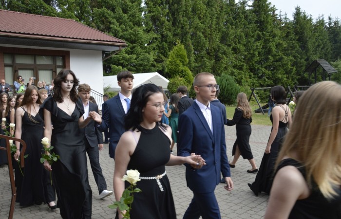 15 czerwca odbył się bal ósmoklasisty. Wieczorek pożegnalny przygotowali rodzice. Zaproszona została dyrekcja szkoły oraz nauczyciele i wychowawcy, którzy pełnili tę rolę w klasach I-III i IV-VIII. Nasi ósmoklasiści prezentowali się bardzo wytwornie i elegancko, w strojach wybranych specjalnie na ten wieczór. Uroczystego otwarcia w obecności wszystkich zebranych dokonał dyrektor szkoły Pani Agnieszka Cieklińska. Uczniowie przygotowali też bardzo wzruszające podziękowania dla swoich rodziców, nauczycieli, wychowawców i pracowników szkoły. Byliśmy też świadkami przepięknego poloneza w wykonaniu tegorocznych absolwentów przygotowanych przez Pana Marka Białogrzywego. Oprawę muzyczną podczas imprezy zapewniał profesjonalny DJ Dyzio, więc każdy mógł się bawić w rytmach największych i najbardziej popularnych przebojów. Nie zabrakło także sesji fotograficznej. Wszyscy bawili się wybornie. Z pewnością uroczystość ta pozostanie dla wszystkich miłym wspomnieniem.