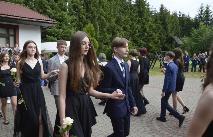 15 czerwca odbył się bal ósmoklasisty. Wieczorek pożegnalny przygotowali rodzice. Zaproszona została dyrekcja szkoły oraz nauczyciele i wychowawcy, którzy pełnili tę rolę w klasach I-III i IV-VIII. Nasi ósmoklasiści prezentowali się bardzo wytwornie i elegancko, w strojach wybranych specjalnie na ten wieczór. Uroczystego otwarcia w obecności wszystkich zebranych dokonał dyrektor szkoły Pani Agnieszka Cieklińska. Uczniowie przygotowali też bardzo wzruszające podziękowania dla swoich rodziców, nauczycieli, wychowawców i pracowników szkoły. Byliśmy też świadkami przepięknego poloneza w wykonaniu tegorocznych absolwentów przygotowanych przez Pana Marka Białogrzywego. Oprawę muzyczną podczas imprezy zapewniał profesjonalny DJ Dyzio, więc każdy mógł się bawić w rytmach największych i najbardziej popularnych przebojów. Nie zabrakło także sesji fotograficznej. Wszyscy bawili się wybornie. Z pewnością uroczystość ta pozostanie dla wszystkich miłym wspomnieniem.