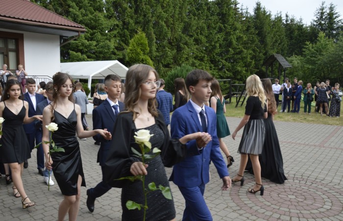 15 czerwca odbył się bal ósmoklasisty. Wieczorek pożegnalny przygotowali rodzice. Zaproszona została dyrekcja szkoły oraz nauczyciele i wychowawcy, którzy pełnili tę rolę w klasach I-III i IV-VIII. Nasi ósmoklasiści prezentowali się bardzo wytwornie i elegancko, w strojach wybranych specjalnie na ten wieczór. Uroczystego otwarcia w obecności wszystkich zebranych dokonał dyrektor szkoły Pani Agnieszka Cieklińska. Uczniowie przygotowali też bardzo wzruszające podziękowania dla swoich rodziców, nauczycieli, wychowawców i pracowników szkoły. Byliśmy też świadkami przepięknego poloneza w wykonaniu tegorocznych absolwentów przygotowanych przez Pana Marka Białogrzywego. Oprawę muzyczną podczas imprezy zapewniał profesjonalny DJ Dyzio, więc każdy mógł się bawić w rytmach największych i najbardziej popularnych przebojów. Nie zabrakło także sesji fotograficznej. Wszyscy bawili się wybornie. Z pewnością uroczystość ta pozostanie dla wszystkich miłym wspomnieniem.