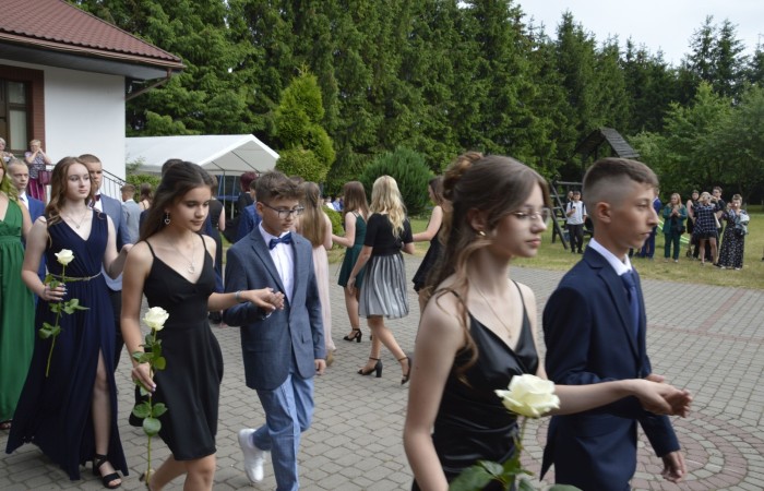 15 czerwca odbył się bal ósmoklasisty. Wieczorek pożegnalny przygotowali rodzice. Zaproszona została dyrekcja szkoły oraz nauczyciele i wychowawcy, którzy pełnili tę rolę w klasach I-III i IV-VIII. Nasi ósmoklasiści prezentowali się bardzo wytwornie i elegancko, w strojach wybranych specjalnie na ten wieczór. Uroczystego otwarcia w obecności wszystkich zebranych dokonał dyrektor szkoły Pani Agnieszka Cieklińska. Uczniowie przygotowali też bardzo wzruszające podziękowania dla swoich rodziców, nauczycieli, wychowawców i pracowników szkoły. Byliśmy też świadkami przepięknego poloneza w wykonaniu tegorocznych absolwentów przygotowanych przez Pana Marka Białogrzywego. Oprawę muzyczną podczas imprezy zapewniał profesjonalny DJ Dyzio, więc każdy mógł się bawić w rytmach największych i najbardziej popularnych przebojów. Nie zabrakło także sesji fotograficznej. Wszyscy bawili się wybornie. Z pewnością uroczystość ta pozostanie dla wszystkich miłym wspomnieniem.