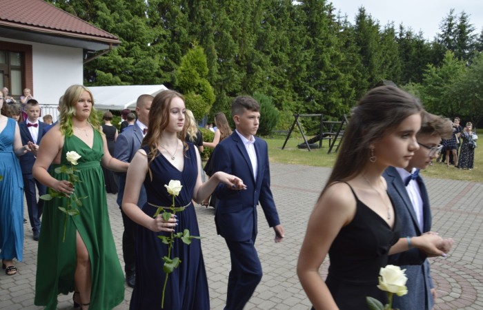 15 czerwca odbył się bal ósmoklasisty. Wieczorek pożegnalny przygotowali rodzice. Zaproszona została dyrekcja szkoły oraz nauczyciele i wychowawcy, którzy pełnili tę rolę w klasach I-III i IV-VIII. Nasi ósmoklasiści prezentowali się bardzo wytwornie i elegancko, w strojach wybranych specjalnie na ten wieczór. Uroczystego otwarcia w obecności wszystkich zebranych dokonał dyrektor szkoły Pani Agnieszka Cieklińska. Uczniowie przygotowali też bardzo wzruszające podziękowania dla swoich rodziców, nauczycieli, wychowawców i pracowników szkoły. Byliśmy też świadkami przepięknego poloneza w wykonaniu tegorocznych absolwentów przygotowanych przez Pana Marka Białogrzywego. Oprawę muzyczną podczas imprezy zapewniał profesjonalny DJ Dyzio, więc każdy mógł się bawić w rytmach największych i najbardziej popularnych przebojów. Nie zabrakło także sesji fotograficznej. Wszyscy bawili się wybornie. Z pewnością uroczystość ta pozostanie dla wszystkich miłym wspomnieniem.