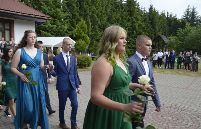 15 czerwca odbył się bal ósmoklasisty. Wieczorek pożegnalny przygotowali rodzice. Zaproszona została dyrekcja szkoły oraz nauczyciele i wychowawcy, którzy pełnili tę rolę w klasach I-III i IV-VIII. Nasi ósmoklasiści prezentowali się bardzo wytwornie i elegancko, w strojach wybranych specjalnie na ten wieczór. Uroczystego otwarcia w obecności wszystkich zebranych dokonał dyrektor szkoły Pani Agnieszka Cieklińska. Uczniowie przygotowali też bardzo wzruszające podziękowania dla swoich rodziców, nauczycieli, wychowawców i pracowników szkoły. Byliśmy też świadkami przepięknego poloneza w wykonaniu tegorocznych absolwentów przygotowanych przez Pana Marka Białogrzywego. Oprawę muzyczną podczas imprezy zapewniał profesjonalny DJ Dyzio, więc każdy mógł się bawić w rytmach największych i najbardziej popularnych przebojów. Nie zabrakło także sesji fotograficznej. Wszyscy bawili się wybornie. Z pewnością uroczystość ta pozostanie dla wszystkich miłym wspomnieniem.