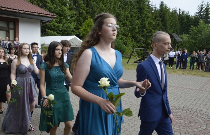 15 czerwca odbył się bal ósmoklasisty. Wieczorek pożegnalny przygotowali rodzice. Zaproszona została dyrekcja szkoły oraz nauczyciele i wychowawcy, którzy pełnili tę rolę w klasach I-III i IV-VIII. Nasi ósmoklasiści prezentowali się bardzo wytwornie i elegancko, w strojach wybranych specjalnie na ten wieczór. Uroczystego otwarcia w obecności wszystkich zebranych dokonał dyrektor szkoły Pani Agnieszka Cieklińska. Uczniowie przygotowali też bardzo wzruszające podziękowania dla swoich rodziców, nauczycieli, wychowawców i pracowników szkoły. Byliśmy też świadkami przepięknego poloneza w wykonaniu tegorocznych absolwentów przygotowanych przez Pana Marka Białogrzywego. Oprawę muzyczną podczas imprezy zapewniał profesjonalny DJ Dyzio, więc każdy mógł się bawić w rytmach największych i najbardziej popularnych przebojów. Nie zabrakło także sesji fotograficznej. Wszyscy bawili się wybornie. Z pewnością uroczystość ta pozostanie dla wszystkich miłym wspomnieniem.