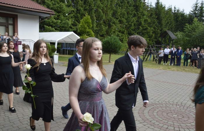 15 czerwca odbył się bal ósmoklasisty. Wieczorek pożegnalny przygotowali rodzice. Zaproszona została dyrekcja szkoły oraz nauczyciele i wychowawcy, którzy pełnili tę rolę w klasach I-III i IV-VIII. Nasi ósmoklasiści prezentowali się bardzo wytwornie i elegancko, w strojach wybranych specjalnie na ten wieczór. Uroczystego otwarcia w obecności wszystkich zebranych dokonał dyrektor szkoły Pani Agnieszka Cieklińska. Uczniowie przygotowali też bardzo wzruszające podziękowania dla swoich rodziców, nauczycieli, wychowawców i pracowników szkoły. Byliśmy też świadkami przepięknego poloneza w wykonaniu tegorocznych absolwentów przygotowanych przez Pana Marka Białogrzywego. Oprawę muzyczną podczas imprezy zapewniał profesjonalny DJ Dyzio, więc każdy mógł się bawić w rytmach największych i najbardziej popularnych przebojów. Nie zabrakło także sesji fotograficznej. Wszyscy bawili się wybornie. Z pewnością uroczystość ta pozostanie dla wszystkich miłym wspomnieniem.
