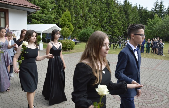 15 czerwca odbył się bal ósmoklasisty. Wieczorek pożegnalny przygotowali rodzice. Zaproszona została dyrekcja szkoły oraz nauczyciele i wychowawcy, którzy pełnili tę rolę w klasach I-III i IV-VIII. Nasi ósmoklasiści prezentowali się bardzo wytwornie i elegancko, w strojach wybranych specjalnie na ten wieczór. Uroczystego otwarcia w obecności wszystkich zebranych dokonał dyrektor szkoły Pani Agnieszka Cieklińska. Uczniowie przygotowali też bardzo wzruszające podziękowania dla swoich rodziców, nauczycieli, wychowawców i pracowników szkoły. Byliśmy też świadkami przepięknego poloneza w wykonaniu tegorocznych absolwentów przygotowanych przez Pana Marka Białogrzywego. Oprawę muzyczną podczas imprezy zapewniał profesjonalny DJ Dyzio, więc każdy mógł się bawić w rytmach największych i najbardziej popularnych przebojów. Nie zabrakło także sesji fotograficznej. Wszyscy bawili się wybornie. Z pewnością uroczystość ta pozostanie dla wszystkich miłym wspomnieniem.