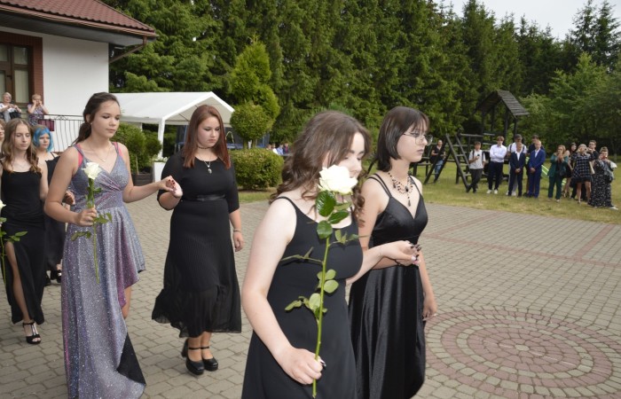 15 czerwca odbył się bal ósmoklasisty. Wieczorek pożegnalny przygotowali rodzice. Zaproszona została dyrekcja szkoły oraz nauczyciele i wychowawcy, którzy pełnili tę rolę w klasach I-III i IV-VIII. Nasi ósmoklasiści prezentowali się bardzo wytwornie i elegancko, w strojach wybranych specjalnie na ten wieczór. Uroczystego otwarcia w obecności wszystkich zebranych dokonał dyrektor szkoły Pani Agnieszka Cieklińska. Uczniowie przygotowali też bardzo wzruszające podziękowania dla swoich rodziców, nauczycieli, wychowawców i pracowników szkoły. Byliśmy też świadkami przepięknego poloneza w wykonaniu tegorocznych absolwentów przygotowanych przez Pana Marka Białogrzywego. Oprawę muzyczną podczas imprezy zapewniał profesjonalny DJ Dyzio, więc każdy mógł się bawić w rytmach największych i najbardziej popularnych przebojów. Nie zabrakło także sesji fotograficznej. Wszyscy bawili się wybornie. Z pewnością uroczystość ta pozostanie dla wszystkich miłym wspomnieniem.