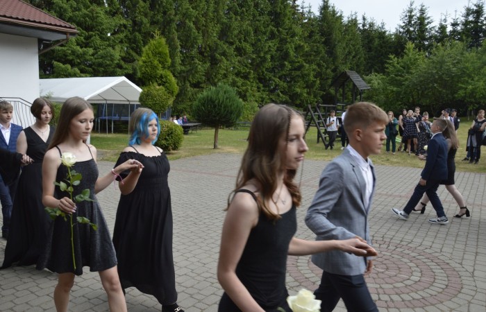 15 czerwca odbył się bal ósmoklasisty. Wieczorek pożegnalny przygotowali rodzice. Zaproszona została dyrekcja szkoły oraz nauczyciele i wychowawcy, którzy pełnili tę rolę w klasach I-III i IV-VIII. Nasi ósmoklasiści prezentowali się bardzo wytwornie i elegancko, w strojach wybranych specjalnie na ten wieczór. Uroczystego otwarcia w obecności wszystkich zebranych dokonał dyrektor szkoły Pani Agnieszka Cieklińska. Uczniowie przygotowali też bardzo wzruszające podziękowania dla swoich rodziców, nauczycieli, wychowawców i pracowników szkoły. Byliśmy też świadkami przepięknego poloneza w wykonaniu tegorocznych absolwentów przygotowanych przez Pana Marka Białogrzywego. Oprawę muzyczną podczas imprezy zapewniał profesjonalny DJ Dyzio, więc każdy mógł się bawić w rytmach największych i najbardziej popularnych przebojów. Nie zabrakło także sesji fotograficznej. Wszyscy bawili się wybornie. Z pewnością uroczystość ta pozostanie dla wszystkich miłym wspomnieniem.