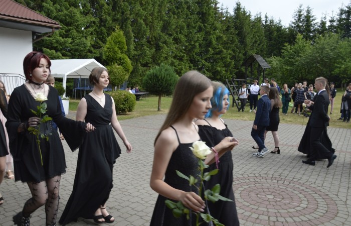 15 czerwca odbył się bal ósmoklasisty. Wieczorek pożegnalny przygotowali rodzice. Zaproszona została dyrekcja szkoły oraz nauczyciele i wychowawcy, którzy pełnili tę rolę w klasach I-III i IV-VIII. Nasi ósmoklasiści prezentowali się bardzo wytwornie i elegancko, w strojach wybranych specjalnie na ten wieczór. Uroczystego otwarcia w obecności wszystkich zebranych dokonał dyrektor szkoły Pani Agnieszka Cieklińska. Uczniowie przygotowali też bardzo wzruszające podziękowania dla swoich rodziców, nauczycieli, wychowawców i pracowników szkoły. Byliśmy też świadkami przepięknego poloneza w wykonaniu tegorocznych absolwentów przygotowanych przez Pana Marka Białogrzywego. Oprawę muzyczną podczas imprezy zapewniał profesjonalny DJ Dyzio, więc każdy mógł się bawić w rytmach największych i najbardziej popularnych przebojów. Nie zabrakło także sesji fotograficznej. Wszyscy bawili się wybornie. Z pewnością uroczystość ta pozostanie dla wszystkich miłym wspomnieniem.