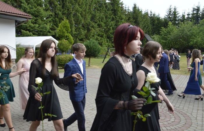 15 czerwca odbył się bal ósmoklasisty. Wieczorek pożegnalny przygotowali rodzice. Zaproszona została dyrekcja szkoły oraz nauczyciele i wychowawcy, którzy pełnili tę rolę w klasach I-III i IV-VIII. Nasi ósmoklasiści prezentowali się bardzo wytwornie i elegancko, w strojach wybranych specjalnie na ten wieczór. Uroczystego otwarcia w obecności wszystkich zebranych dokonał dyrektor szkoły Pani Agnieszka Cieklińska. Uczniowie przygotowali też bardzo wzruszające podziękowania dla swoich rodziców, nauczycieli, wychowawców i pracowników szkoły. Byliśmy też świadkami przepięknego poloneza w wykonaniu tegorocznych absolwentów przygotowanych przez Pana Marka Białogrzywego. Oprawę muzyczną podczas imprezy zapewniał profesjonalny DJ Dyzio, więc każdy mógł się bawić w rytmach największych i najbardziej popularnych przebojów. Nie zabrakło także sesji fotograficznej. Wszyscy bawili się wybornie. Z pewnością uroczystość ta pozostanie dla wszystkich miłym wspomnieniem.