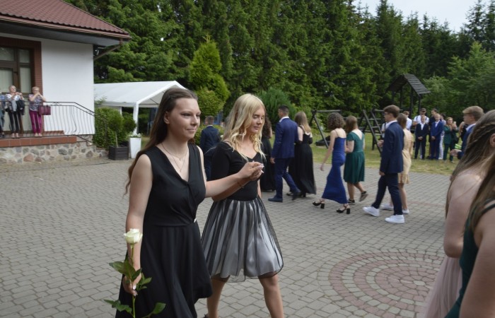 15 czerwca odbył się bal ósmoklasisty. Wieczorek pożegnalny przygotowali rodzice. Zaproszona została dyrekcja szkoły oraz nauczyciele i wychowawcy, którzy pełnili tę rolę w klasach I-III i IV-VIII. Nasi ósmoklasiści prezentowali się bardzo wytwornie i elegancko, w strojach wybranych specjalnie na ten wieczór. Uroczystego otwarcia w obecności wszystkich zebranych dokonał dyrektor szkoły Pani Agnieszka Cieklińska. Uczniowie przygotowali też bardzo wzruszające podziękowania dla swoich rodziców, nauczycieli, wychowawców i pracowników szkoły. Byliśmy też świadkami przepięknego poloneza w wykonaniu tegorocznych absolwentów przygotowanych przez Pana Marka Białogrzywego. Oprawę muzyczną podczas imprezy zapewniał profesjonalny DJ Dyzio, więc każdy mógł się bawić w rytmach największych i najbardziej popularnych przebojów. Nie zabrakło także sesji fotograficznej. Wszyscy bawili się wybornie. Z pewnością uroczystość ta pozostanie dla wszystkich miłym wspomnieniem.