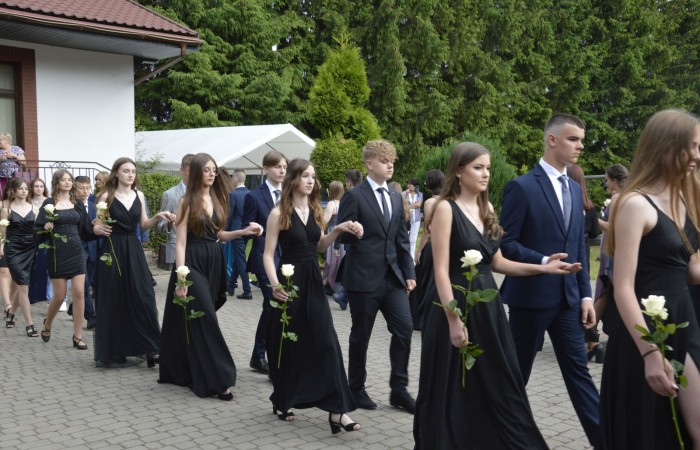 15 czerwca odbył się bal ósmoklasisty. Wieczorek pożegnalny przygotowali rodzice. Zaproszona została dyrekcja szkoły oraz nauczyciele i wychowawcy, którzy pełnili tę rolę w klasach I-III i IV-VIII. Nasi ósmoklasiści prezentowali się bardzo wytwornie i elegancko, w strojach wybranych specjalnie na ten wieczór. Uroczystego otwarcia w obecności wszystkich zebranych dokonał dyrektor szkoły Pani Agnieszka Cieklińska. Uczniowie przygotowali też bardzo wzruszające podziękowania dla swoich rodziców, nauczycieli, wychowawców i pracowników szkoły. Byliśmy też świadkami przepięknego poloneza w wykonaniu tegorocznych absolwentów przygotowanych przez Pana Marka Białogrzywego. Oprawę muzyczną podczas imprezy zapewniał profesjonalny DJ Dyzio, więc każdy mógł się bawić w rytmach największych i najbardziej popularnych przebojów. Nie zabrakło także sesji fotograficznej. Wszyscy bawili się wybornie. Z pewnością uroczystość ta pozostanie dla wszystkich miłym wspomnieniem.