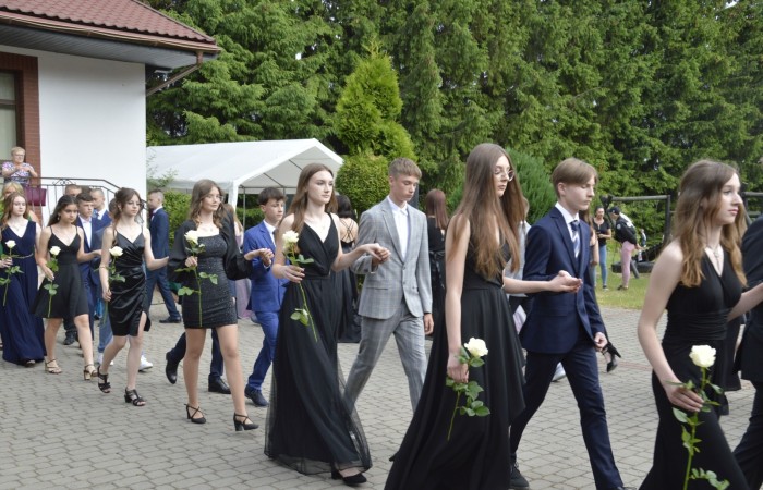 15 czerwca odbył się bal ósmoklasisty. Wieczorek pożegnalny przygotowali rodzice. Zaproszona została dyrekcja szkoły oraz nauczyciele i wychowawcy, którzy pełnili tę rolę w klasach I-III i IV-VIII. Nasi ósmoklasiści prezentowali się bardzo wytwornie i elegancko, w strojach wybranych specjalnie na ten wieczór. Uroczystego otwarcia w obecności wszystkich zebranych dokonał dyrektor szkoły Pani Agnieszka Cieklińska. Uczniowie przygotowali też bardzo wzruszające podziękowania dla swoich rodziców, nauczycieli, wychowawców i pracowników szkoły. Byliśmy też świadkami przepięknego poloneza w wykonaniu tegorocznych absolwentów przygotowanych przez Pana Marka Białogrzywego. Oprawę muzyczną podczas imprezy zapewniał profesjonalny DJ Dyzio, więc każdy mógł się bawić w rytmach największych i najbardziej popularnych przebojów. Nie zabrakło także sesji fotograficznej. Wszyscy bawili się wybornie. Z pewnością uroczystość ta pozostanie dla wszystkich miłym wspomnieniem.
