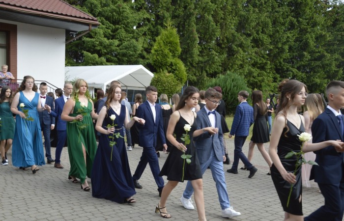 15 czerwca odbył się bal ósmoklasisty. Wieczorek pożegnalny przygotowali rodzice. Zaproszona została dyrekcja szkoły oraz nauczyciele i wychowawcy, którzy pełnili tę rolę w klasach I-III i IV-VIII. Nasi ósmoklasiści prezentowali się bardzo wytwornie i elegancko, w strojach wybranych specjalnie na ten wieczór. Uroczystego otwarcia w obecności wszystkich zebranych dokonał dyrektor szkoły Pani Agnieszka Cieklińska. Uczniowie przygotowali też bardzo wzruszające podziękowania dla swoich rodziców, nauczycieli, wychowawców i pracowników szkoły. Byliśmy też świadkami przepięknego poloneza w wykonaniu tegorocznych absolwentów przygotowanych przez Pana Marka Białogrzywego. Oprawę muzyczną podczas imprezy zapewniał profesjonalny DJ Dyzio, więc każdy mógł się bawić w rytmach największych i najbardziej popularnych przebojów. Nie zabrakło także sesji fotograficznej. Wszyscy bawili się wybornie. Z pewnością uroczystość ta pozostanie dla wszystkich miłym wspomnieniem.