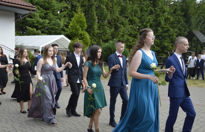 15 czerwca odbył się bal ósmoklasisty. Wieczorek pożegnalny przygotowali rodzice. Zaproszona została dyrekcja szkoły oraz nauczyciele i wychowawcy, którzy pełnili tę rolę w klasach I-III i IV-VIII. Nasi ósmoklasiści prezentowali się bardzo wytwornie i elegancko, w strojach wybranych specjalnie na ten wieczór. Uroczystego otwarcia w obecności wszystkich zebranych dokonał dyrektor szkoły Pani Agnieszka Cieklińska. Uczniowie przygotowali też bardzo wzruszające podziękowania dla swoich rodziców, nauczycieli, wychowawców i pracowników szkoły. Byliśmy też świadkami przepięknego poloneza w wykonaniu tegorocznych absolwentów przygotowanych przez Pana Marka Białogrzywego. Oprawę muzyczną podczas imprezy zapewniał profesjonalny DJ Dyzio, więc każdy mógł się bawić w rytmach największych i najbardziej popularnych przebojów. Nie zabrakło także sesji fotograficznej. Wszyscy bawili się wybornie. Z pewnością uroczystość ta pozostanie dla wszystkich miłym wspomnieniem.