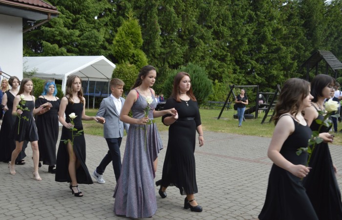 15 czerwca odbył się bal ósmoklasisty. Wieczorek pożegnalny przygotowali rodzice. Zaproszona została dyrekcja szkoły oraz nauczyciele i wychowawcy, którzy pełnili tę rolę w klasach I-III i IV-VIII. Nasi ósmoklasiści prezentowali się bardzo wytwornie i elegancko, w strojach wybranych specjalnie na ten wieczór. Uroczystego otwarcia w obecności wszystkich zebranych dokonał dyrektor szkoły Pani Agnieszka Cieklińska. Uczniowie przygotowali też bardzo wzruszające podziękowania dla swoich rodziców, nauczycieli, wychowawców i pracowników szkoły. Byliśmy też świadkami przepięknego poloneza w wykonaniu tegorocznych absolwentów przygotowanych przez Pana Marka Białogrzywego. Oprawę muzyczną podczas imprezy zapewniał profesjonalny DJ Dyzio, więc każdy mógł się bawić w rytmach największych i najbardziej popularnych przebojów. Nie zabrakło także sesji fotograficznej. Wszyscy bawili się wybornie. Z pewnością uroczystość ta pozostanie dla wszystkich miłym wspomnieniem.