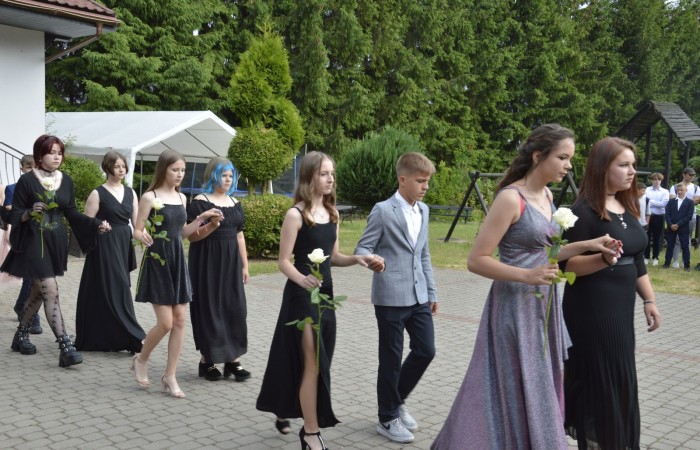 15 czerwca odbył się bal ósmoklasisty. Wieczorek pożegnalny przygotowali rodzice. Zaproszona została dyrekcja szkoły oraz nauczyciele i wychowawcy, którzy pełnili tę rolę w klasach I-III i IV-VIII. Nasi ósmoklasiści prezentowali się bardzo wytwornie i elegancko, w strojach wybranych specjalnie na ten wieczór. Uroczystego otwarcia w obecności wszystkich zebranych dokonał dyrektor szkoły Pani Agnieszka Cieklińska. Uczniowie przygotowali też bardzo wzruszające podziękowania dla swoich rodziców, nauczycieli, wychowawców i pracowników szkoły. Byliśmy też świadkami przepięknego poloneza w wykonaniu tegorocznych absolwentów przygotowanych przez Pana Marka Białogrzywego. Oprawę muzyczną podczas imprezy zapewniał profesjonalny DJ Dyzio, więc każdy mógł się bawić w rytmach największych i najbardziej popularnych przebojów. Nie zabrakło także sesji fotograficznej. Wszyscy bawili się wybornie. Z pewnością uroczystość ta pozostanie dla wszystkich miłym wspomnieniem.