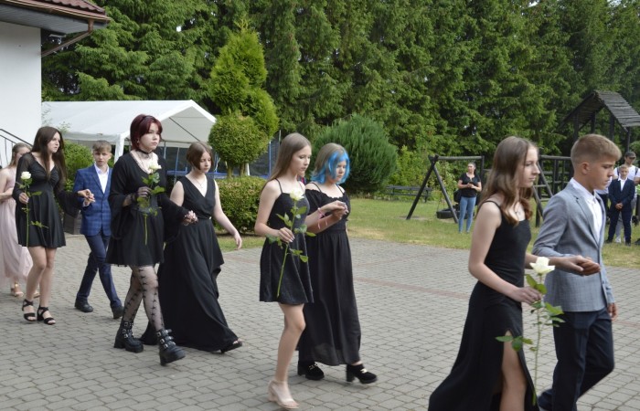 15 czerwca odbył się bal ósmoklasisty. Wieczorek pożegnalny przygotowali rodzice. Zaproszona została dyrekcja szkoły oraz nauczyciele i wychowawcy, którzy pełnili tę rolę w klasach I-III i IV-VIII. Nasi ósmoklasiści prezentowali się bardzo wytwornie i elegancko, w strojach wybranych specjalnie na ten wieczór. Uroczystego otwarcia w obecności wszystkich zebranych dokonał dyrektor szkoły Pani Agnieszka Cieklińska. Uczniowie przygotowali też bardzo wzruszające podziękowania dla swoich rodziców, nauczycieli, wychowawców i pracowników szkoły. Byliśmy też świadkami przepięknego poloneza w wykonaniu tegorocznych absolwentów przygotowanych przez Pana Marka Białogrzywego. Oprawę muzyczną podczas imprezy zapewniał profesjonalny DJ Dyzio, więc każdy mógł się bawić w rytmach największych i najbardziej popularnych przebojów. Nie zabrakło także sesji fotograficznej. Wszyscy bawili się wybornie. Z pewnością uroczystość ta pozostanie dla wszystkich miłym wspomnieniem.