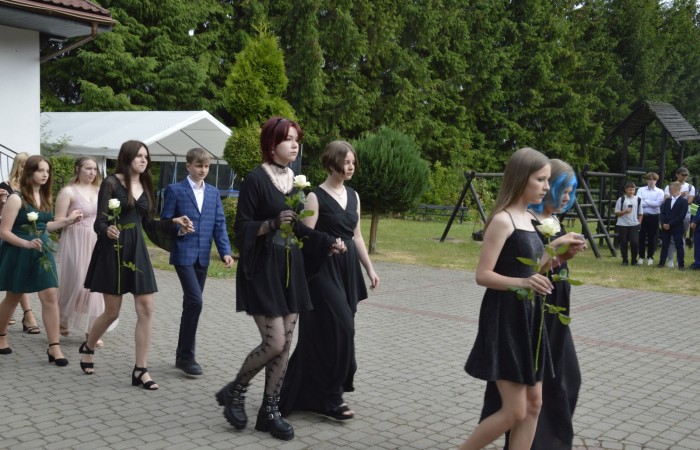 15 czerwca odbył się bal ósmoklasisty. Wieczorek pożegnalny przygotowali rodzice. Zaproszona została dyrekcja szkoły oraz nauczyciele i wychowawcy, którzy pełnili tę rolę w klasach I-III i IV-VIII. Nasi ósmoklasiści prezentowali się bardzo wytwornie i elegancko, w strojach wybranych specjalnie na ten wieczór. Uroczystego otwarcia w obecności wszystkich zebranych dokonał dyrektor szkoły Pani Agnieszka Cieklińska. Uczniowie przygotowali też bardzo wzruszające podziękowania dla swoich rodziców, nauczycieli, wychowawców i pracowników szkoły. Byliśmy też świadkami przepięknego poloneza w wykonaniu tegorocznych absolwentów przygotowanych przez Pana Marka Białogrzywego. Oprawę muzyczną podczas imprezy zapewniał profesjonalny DJ Dyzio, więc każdy mógł się bawić w rytmach największych i najbardziej popularnych przebojów. Nie zabrakło także sesji fotograficznej. Wszyscy bawili się wybornie. Z pewnością uroczystość ta pozostanie dla wszystkich miłym wspomnieniem.