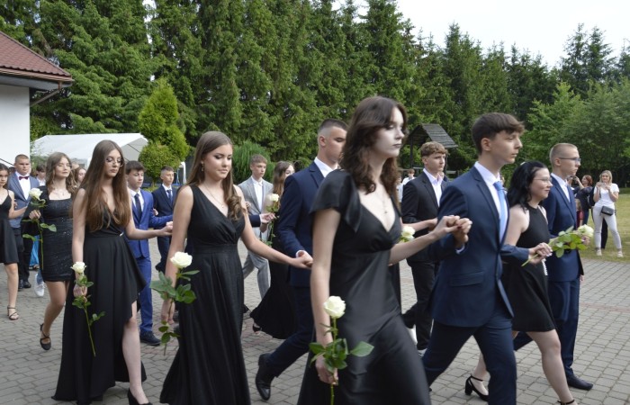 15 czerwca odbył się bal ósmoklasisty. Wieczorek pożegnalny przygotowali rodzice. Zaproszona została dyrekcja szkoły oraz nauczyciele i wychowawcy, którzy pełnili tę rolę w klasach I-III i IV-VIII. Nasi ósmoklasiści prezentowali się bardzo wytwornie i elegancko, w strojach wybranych specjalnie na ten wieczór. Uroczystego otwarcia w obecności wszystkich zebranych dokonał dyrektor szkoły Pani Agnieszka Cieklińska. Uczniowie przygotowali też bardzo wzruszające podziękowania dla swoich rodziców, nauczycieli, wychowawców i pracowników szkoły. Byliśmy też świadkami przepięknego poloneza w wykonaniu tegorocznych absolwentów przygotowanych przez Pana Marka Białogrzywego. Oprawę muzyczną podczas imprezy zapewniał profesjonalny DJ Dyzio, więc każdy mógł się bawić w rytmach największych i najbardziej popularnych przebojów. Nie zabrakło także sesji fotograficznej. Wszyscy bawili się wybornie. Z pewnością uroczystość ta pozostanie dla wszystkich miłym wspomnieniem.