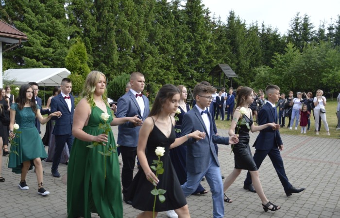 15 czerwca odbył się bal ósmoklasisty. Wieczorek pożegnalny przygotowali rodzice. Zaproszona została dyrekcja szkoły oraz nauczyciele i wychowawcy, którzy pełnili tę rolę w klasach I-III i IV-VIII. Nasi ósmoklasiści prezentowali się bardzo wytwornie i elegancko, w strojach wybranych specjalnie na ten wieczór. Uroczystego otwarcia w obecności wszystkich zebranych dokonał dyrektor szkoły Pani Agnieszka Cieklińska. Uczniowie przygotowali też bardzo wzruszające podziękowania dla swoich rodziców, nauczycieli, wychowawców i pracowników szkoły. Byliśmy też świadkami przepięknego poloneza w wykonaniu tegorocznych absolwentów przygotowanych przez Pana Marka Białogrzywego. Oprawę muzyczną podczas imprezy zapewniał profesjonalny DJ Dyzio, więc każdy mógł się bawić w rytmach największych i najbardziej popularnych przebojów. Nie zabrakło także sesji fotograficznej. Wszyscy bawili się wybornie. Z pewnością uroczystość ta pozostanie dla wszystkich miłym wspomnieniem.