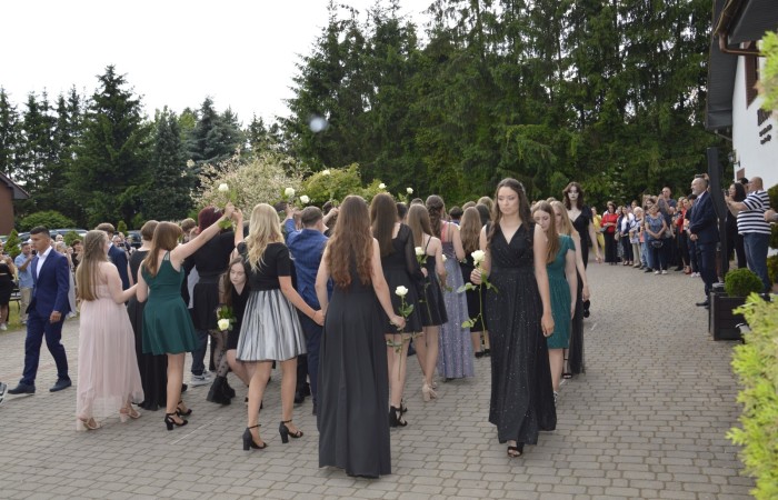 15 czerwca odbył się bal ósmoklasisty. Wieczorek pożegnalny przygotowali rodzice. Zaproszona została dyrekcja szkoły oraz nauczyciele i wychowawcy, którzy pełnili tę rolę w klasach I-III i IV-VIII. Nasi ósmoklasiści prezentowali się bardzo wytwornie i elegancko, w strojach wybranych specjalnie na ten wieczór. Uroczystego otwarcia w obecności wszystkich zebranych dokonał dyrektor szkoły Pani Agnieszka Cieklińska. Uczniowie przygotowali też bardzo wzruszające podziękowania dla swoich rodziców, nauczycieli, wychowawców i pracowników szkoły. Byliśmy też świadkami przepięknego poloneza w wykonaniu tegorocznych absolwentów przygotowanych przez Pana Marka Białogrzywego. Oprawę muzyczną podczas imprezy zapewniał profesjonalny DJ Dyzio, więc każdy mógł się bawić w rytmach największych i najbardziej popularnych przebojów. Nie zabrakło także sesji fotograficznej. Wszyscy bawili się wybornie. Z pewnością uroczystość ta pozostanie dla wszystkich miłym wspomnieniem.