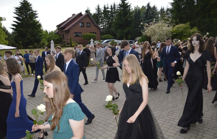 15 czerwca odbył się bal ósmoklasisty. Wieczorek pożegnalny przygotowali rodzice. Zaproszona została dyrekcja szkoły oraz nauczyciele i wychowawcy, którzy pełnili tę rolę w klasach I-III i IV-VIII. Nasi ósmoklasiści prezentowali się bardzo wytwornie i elegancko, w strojach wybranych specjalnie na ten wieczór. Uroczystego otwarcia w obecności wszystkich zebranych dokonał dyrektor szkoły Pani Agnieszka Cieklińska. Uczniowie przygotowali też bardzo wzruszające podziękowania dla swoich rodziców, nauczycieli, wychowawców i pracowników szkoły. Byliśmy też świadkami przepięknego poloneza w wykonaniu tegorocznych absolwentów przygotowanych przez Pana Marka Białogrzywego. Oprawę muzyczną podczas imprezy zapewniał profesjonalny DJ Dyzio, więc każdy mógł się bawić w rytmach największych i najbardziej popularnych przebojów. Nie zabrakło także sesji fotograficznej. Wszyscy bawili się wybornie. Z pewnością uroczystość ta pozostanie dla wszystkich miłym wspomnieniem.