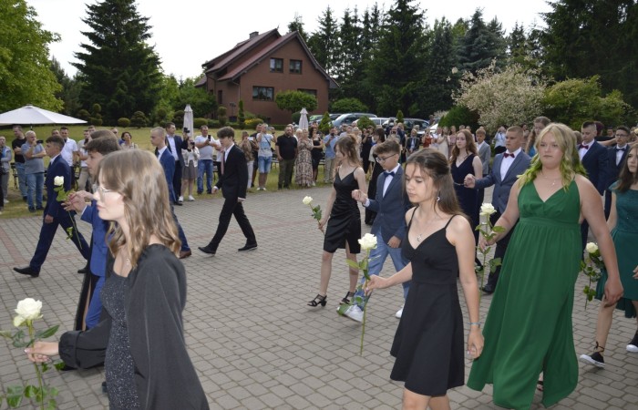 15 czerwca odbył się bal ósmoklasisty. Wieczorek pożegnalny przygotowali rodzice. Zaproszona została dyrekcja szkoły oraz nauczyciele i wychowawcy, którzy pełnili tę rolę w klasach I-III i IV-VIII. Nasi ósmoklasiści prezentowali się bardzo wytwornie i elegancko, w strojach wybranych specjalnie na ten wieczór. Uroczystego otwarcia w obecności wszystkich zebranych dokonał dyrektor szkoły Pani Agnieszka Cieklińska. Uczniowie przygotowali też bardzo wzruszające podziękowania dla swoich rodziców, nauczycieli, wychowawców i pracowników szkoły. Byliśmy też świadkami przepięknego poloneza w wykonaniu tegorocznych absolwentów przygotowanych przez Pana Marka Białogrzywego. Oprawę muzyczną podczas imprezy zapewniał profesjonalny DJ Dyzio, więc każdy mógł się bawić w rytmach największych i najbardziej popularnych przebojów. Nie zabrakło także sesji fotograficznej. Wszyscy bawili się wybornie. Z pewnością uroczystość ta pozostanie dla wszystkich miłym wspomnieniem.