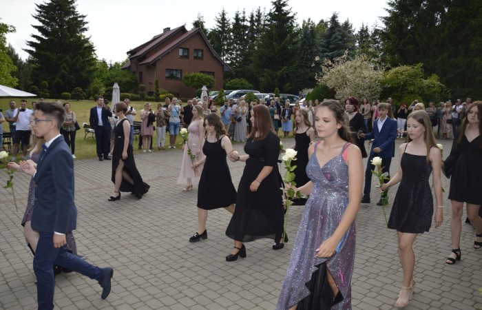 15 czerwca odbył się bal ósmoklasisty. Wieczorek pożegnalny przygotowali rodzice. Zaproszona została dyrekcja szkoły oraz nauczyciele i wychowawcy, którzy pełnili tę rolę w klasach I-III i IV-VIII. Nasi ósmoklasiści prezentowali się bardzo wytwornie i elegancko, w strojach wybranych specjalnie na ten wieczór. Uroczystego otwarcia w obecności wszystkich zebranych dokonał dyrektor szkoły Pani Agnieszka Cieklińska. Uczniowie przygotowali też bardzo wzruszające podziękowania dla swoich rodziców, nauczycieli, wychowawców i pracowników szkoły. Byliśmy też świadkami przepięknego poloneza w wykonaniu tegorocznych absolwentów przygotowanych przez Pana Marka Białogrzywego. Oprawę muzyczną podczas imprezy zapewniał profesjonalny DJ Dyzio, więc każdy mógł się bawić w rytmach największych i najbardziej popularnych przebojów. Nie zabrakło także sesji fotograficznej. Wszyscy bawili się wybornie. Z pewnością uroczystość ta pozostanie dla wszystkich miłym wspomnieniem.