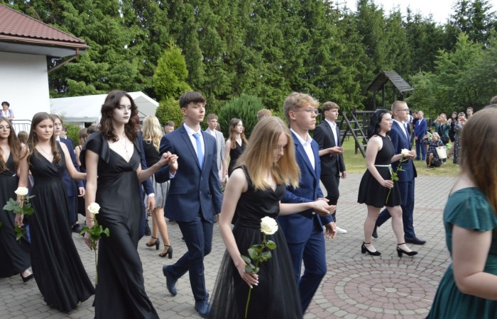15 czerwca odbył się bal ósmoklasisty. Wieczorek pożegnalny przygotowali rodzice. Zaproszona została dyrekcja szkoły oraz nauczyciele i wychowawcy, którzy pełnili tę rolę w klasach I-III i IV-VIII. Nasi ósmoklasiści prezentowali się bardzo wytwornie i elegancko, w strojach wybranych specjalnie na ten wieczór. Uroczystego otwarcia w obecności wszystkich zebranych dokonał dyrektor szkoły Pani Agnieszka Cieklińska. Uczniowie przygotowali też bardzo wzruszające podziękowania dla swoich rodziców, nauczycieli, wychowawców i pracowników szkoły. Byliśmy też świadkami przepięknego poloneza w wykonaniu tegorocznych absolwentów przygotowanych przez Pana Marka Białogrzywego. Oprawę muzyczną podczas imprezy zapewniał profesjonalny DJ Dyzio, więc każdy mógł się bawić w rytmach największych i najbardziej popularnych przebojów. Nie zabrakło także sesji fotograficznej. Wszyscy bawili się wybornie. Z pewnością uroczystość ta pozostanie dla wszystkich miłym wspomnieniem.