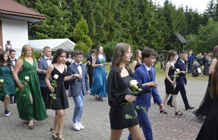 15 czerwca odbył się bal ósmoklasisty. Wieczorek pożegnalny przygotowali rodzice. Zaproszona została dyrekcja szkoły oraz nauczyciele i wychowawcy, którzy pełnili tę rolę w klasach I-III i IV-VIII. Nasi ósmoklasiści prezentowali się bardzo wytwornie i elegancko, w strojach wybranych specjalnie na ten wieczór. Uroczystego otwarcia w obecności wszystkich zebranych dokonał dyrektor szkoły Pani Agnieszka Cieklińska. Uczniowie przygotowali też bardzo wzruszające podziękowania dla swoich rodziców, nauczycieli, wychowawców i pracowników szkoły. Byliśmy też świadkami przepięknego poloneza w wykonaniu tegorocznych absolwentów przygotowanych przez Pana Marka Białogrzywego. Oprawę muzyczną podczas imprezy zapewniał profesjonalny DJ Dyzio, więc każdy mógł się bawić w rytmach największych i najbardziej popularnych przebojów. Nie zabrakło także sesji fotograficznej. Wszyscy bawili się wybornie. Z pewnością uroczystość ta pozostanie dla wszystkich miłym wspomnieniem.